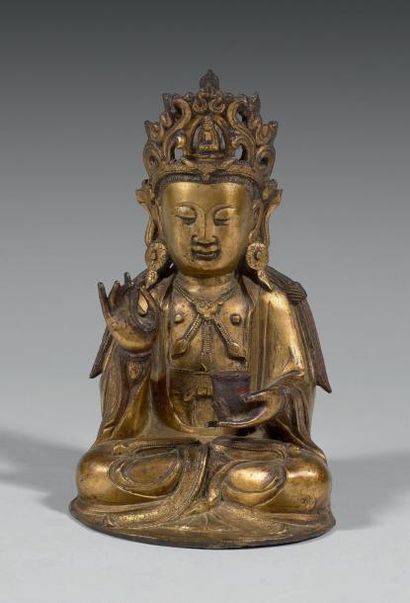 CHINE Statuette de bouddha en bronze doré assis en padmasana, tenant un bol de la...