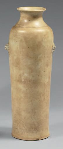 CHINE Vase de forme rouleau à col étroit en grès émaillé beige craquelé, deux anses...