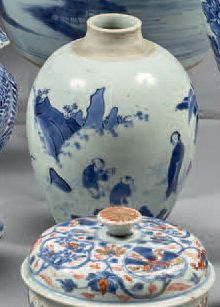 CHINE Petit vase ovoïde à col étroit en biscuit, décoré en bleu sous couverte d'un...