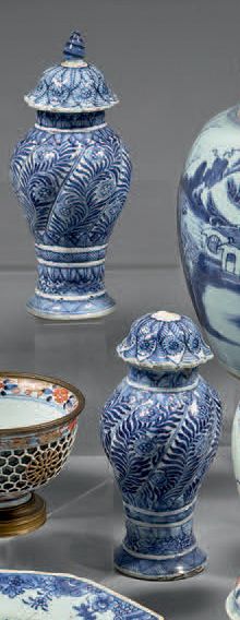 CHINE Paire de vases couverts de forme balustre, à côtes torsadées en léger relief,...
