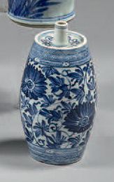 CHINE Bouteille à alcool de forme tonnelet, décorée en bleu sous couverte de fleurs...