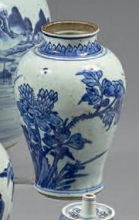 CHINE Petit vase de forme balustre, décoré en bleu sous couverte d'oiseaux en vol,...