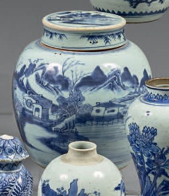 CHINE Pot à gingembre couvert décoré en bleu sous couverte d'un paysage lacustre...