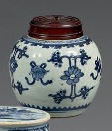 CHINE Petit pot à gingembre, décoré en bleu sous couverte de fleurs de lotus et d'objets...