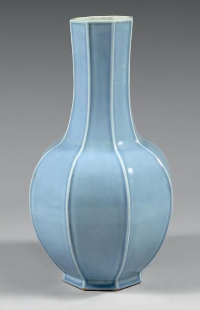 CHINE Grand vase octogonal de forme balustre à côtes droites blanches à décor monochrome...