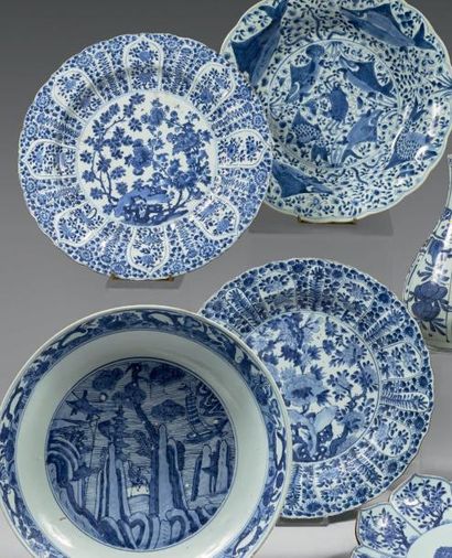 CHINE Deux plats ronds à bordure contournée décorés en bleu sous couverte dans un...