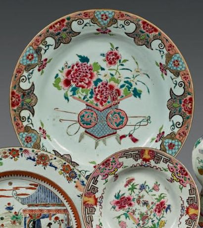 CHINE Grand plat circulaire décoré en émaux de la famille rose d'un vase quadrangulaire...