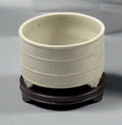 CHINE Brûle-parfum cylindrique, inspiré des vaisselles archaïques en bronze, à couverte...