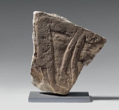 null Bas-relief de mastaba représentant une servante se baissant pour ramasser un...