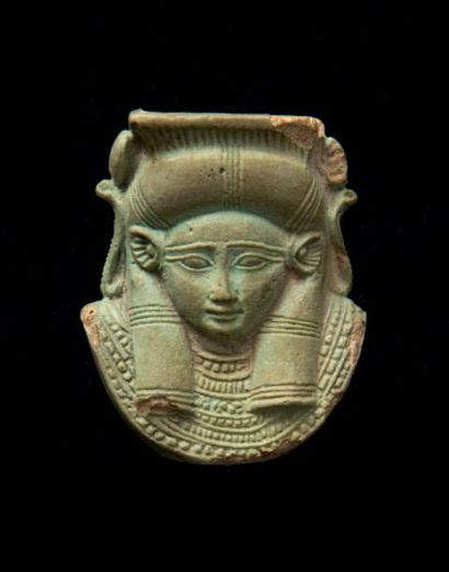 null Petite tête de sistre à tête d'Hathor. Elle porte un large collier surmonté...