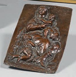 null Plaque en cuivre repoussé en très haut relief, représentant la Vierge à l'Enfant...