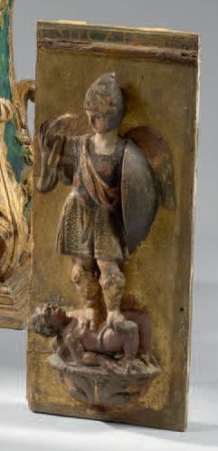 null Panneau en bois sculpté en haut-relief polychrome et doré représentant Saint-Michel...