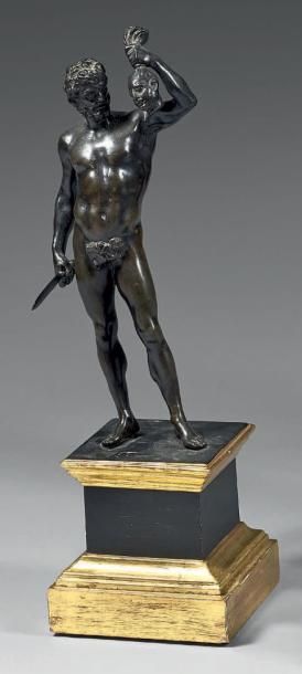 null Statuette en bronze patiné représentant un homme barbu tenant par les cheveux...