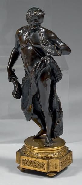 null Statuette en bronze ciselé et patiné représentant un jeune satyre en pied soufflant...