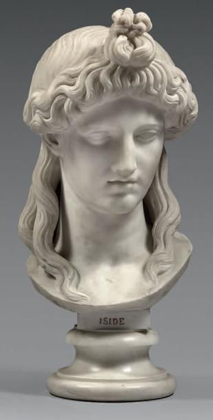 null Buste en marbre blanc de Carrare représentant Iside la tête légèrement tournée...