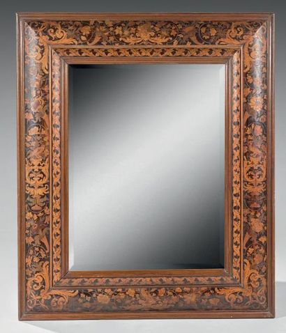 null Grand miroir biseauté dans un cadre à profil inversé, marqueté de rinceaux,...