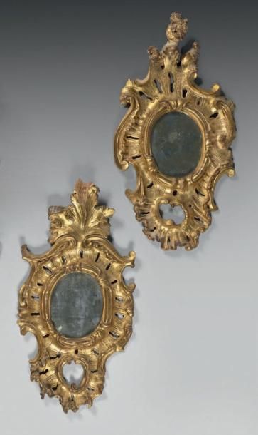 null Paire de petits miroirs en bois sculpté et doré; les encadrements rocailles...