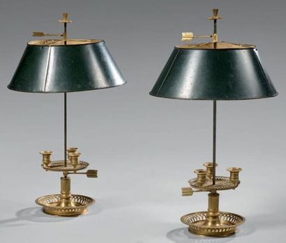 null Paire de lampes bouillottes à trois lumières en bronze ciselé doré et taule...