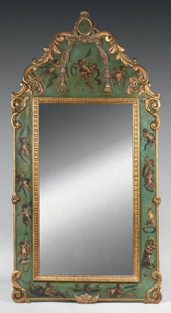 null Miroir dans un cadre en bois sculpté, doré et rechampi vert à décor peint d'angelots;...