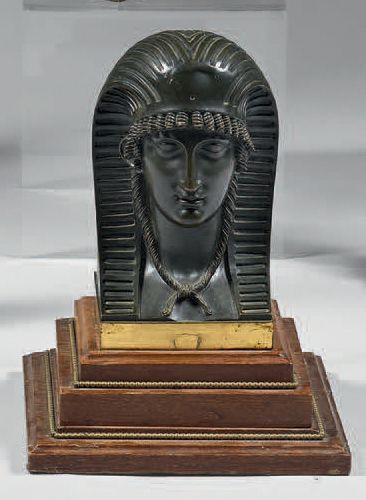 null Tête d'Egyptienne en bronze finement ciselé et patiné; elle est représentée...