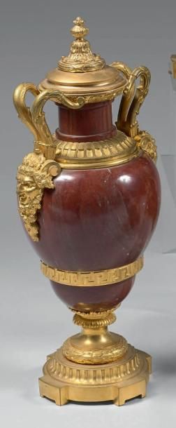 null Paire de vases en bronze ciselé ou doré et marbre rouge; les couvercles à doubles...