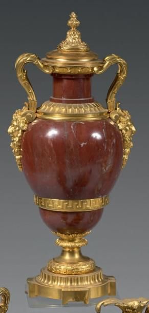 null Paire de vases en bronze ciselé ou doré et marbre rouge; les couvercles à doubles...