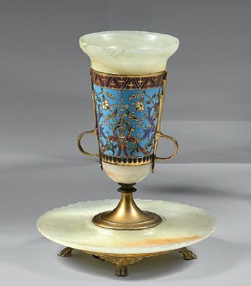 null Vase en albâtre et bronze ciselé, doré et émaillé; la panse à décor de rinceaux...