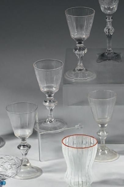 null Ensemble de quatre verres en verre blanc soufflé; pieds à bagues et bases circulaires.
XVIIIème...