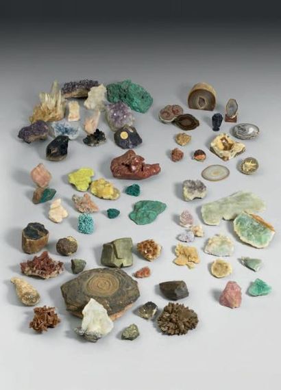 null Important lot composé d'une soixantaine de minéraux dont améthyste, cristal...