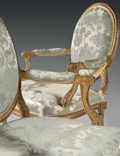 null Suite de six larges fauteuils à dossier médaillon «à la reine» en hêtre mouluré...