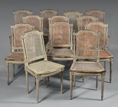 null Suite de douze chaises cannées en hêtre mouluré sculpté laqué gris décor de...