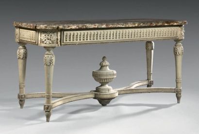 null Large console en chêne sculpté et relaqué gris à décor de frises de canaux à...