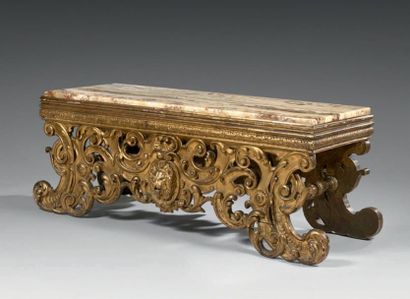 null Table basse en bois sculpté et doré à décor d'un mufle de lions dans un environnement...