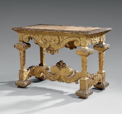 null Table de milieu en bois sculpté et doré à décor de feuillages stylisés, fleurs...