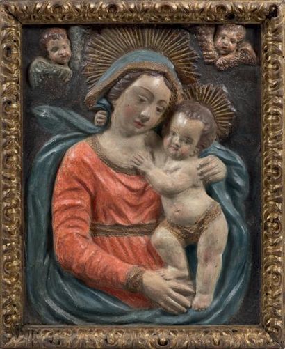 null Vierge à l'Enfant en cartapesta dans un cadre en bois doré. Marie et Jésus sont...