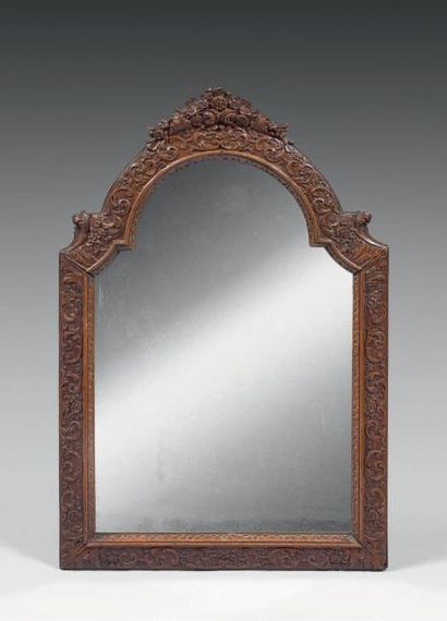 null Miroir en bois dit «de Sainte Lucie» finement sculpté à décor «Bérain» de jeux...