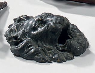 null Modèle réduit d'un dégueloir de fontaine en chène sculpté et vernis noir figurant...