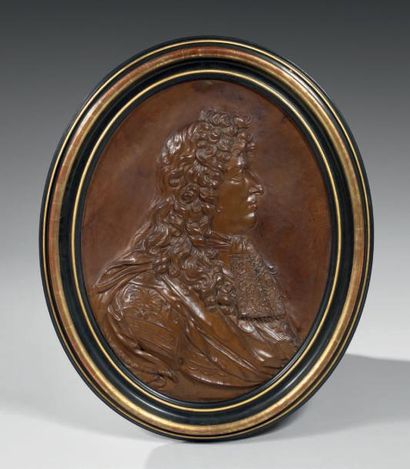 null Médaillon en cuir gaufré représentant Louis XIV sous son profil droit portant...