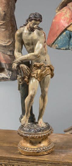 null Statuette en bois sculpté, polychrome et or, représentant le Christ attaché...