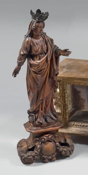 null Rare Vierge en buis sculpté; elle est représentée debout, regardant vers sa...