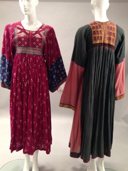 null Lot de deux robes-caftan, Europe de l'Est et Yemen, XXe siècle. Coton filé et...