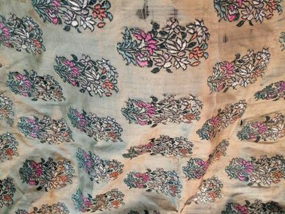 null Document de soie broché pour le costume, Perse Qajar, fin du XIXe siècle. Bouquets...