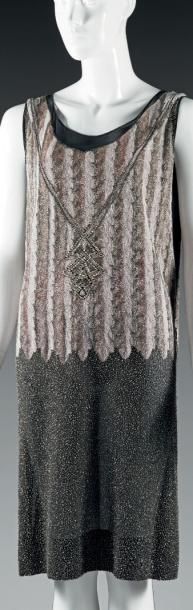 HIRSH & CO Robe perlée vers 1925. Crêpe de soie noir entièrement recouvert d'un pavage...