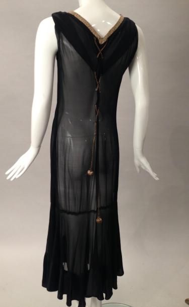 null Lot de deux robes habillées en mousseline noire vers 1930.
L'une sans manche...