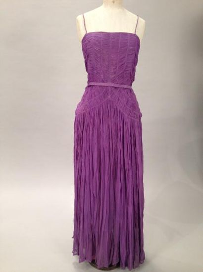 BRUYÈRE (attribué à) Fourreau en mousseline plissée violet, vers 1938. Robe bustier...