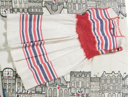 null Robe de fillette «Libération», été 1945. Toile de coton blanc rayé bleu et rouge...
