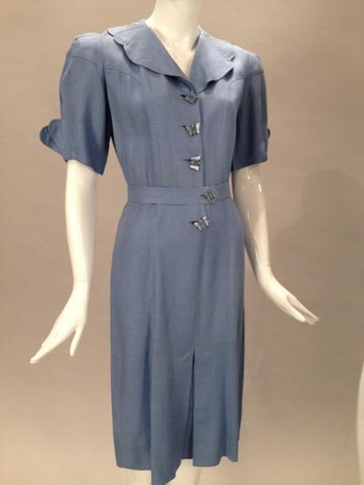 null Réunion de trois belles robes d'été, vers 1935- 1940. Lin bleu ciel, mancherons...