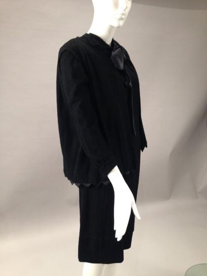 Frédéric GRAND Couture Robe en maille fauve, petit volants sur l'ourlet. On joint:...