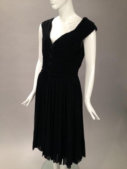 null Lot de deux robes du soir en mousseline plissée, vers 1955-1960. L'une noire...