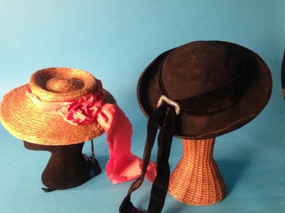 null Chapeau breton en feutre noir, ruban de velours et boucle en métal; et un chapeau...
